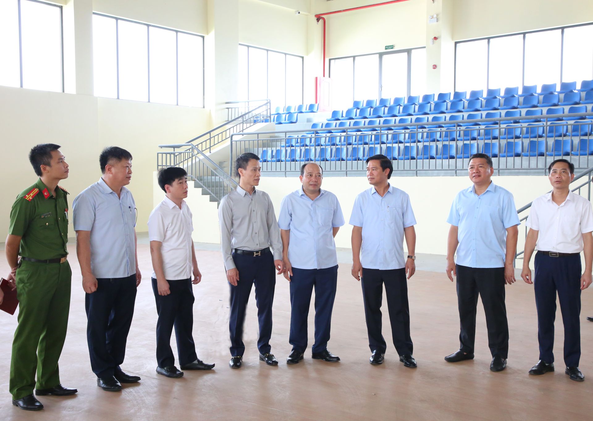 Phó Chủ tịch UBND tỉnh Lê Xuân Lợi (thứ 3 bên phải) kiểm tra thực tế Nhà thi đấu Từ Sơn