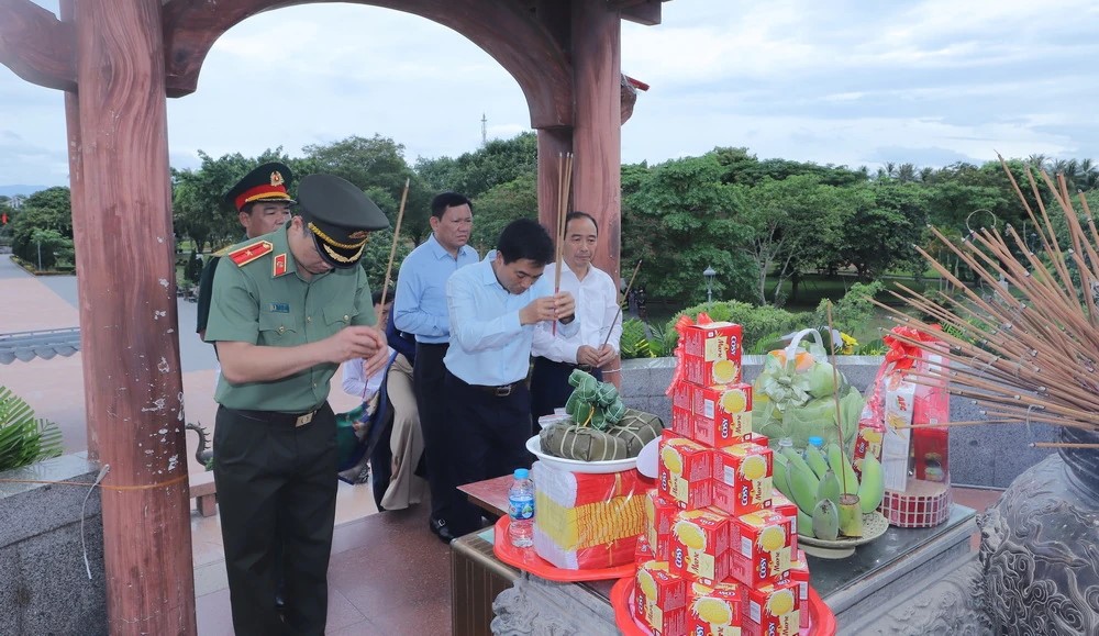 đoàn đã đến dâng hoa, dâng hương tại Khu di tích quốc gia đặc biệt Thành Cổ Quảng Trị