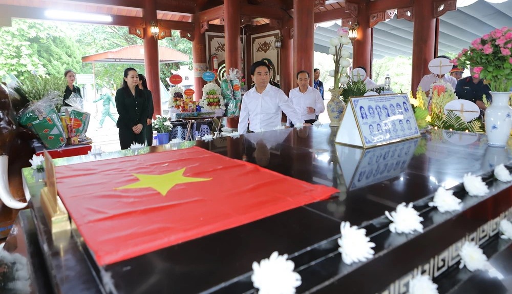 Bí thư Tỉnh ủy Nguyễn Doãn Anh và các thành viên trong đoàn dâng hương, dâng hoa tại Khu di tích lịch sử Quốc gia Truông Bồn.