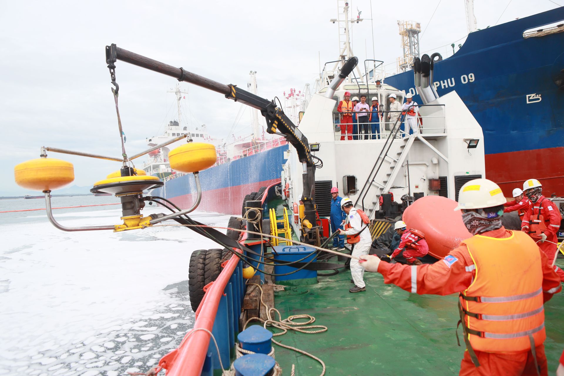 Các lực lượng triển khai thiết bị và phương án quây phao khống chế dầu loang trên mặt biển