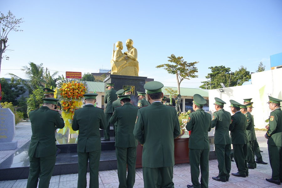Đại biểu về dự Đại hội Đảng bộ Ban chỉ huy Bộ đội Biên phòng tỉnh An Giang thắp hương trước tượng đài Bác Hồ với chiến sĩ Biên phòng.