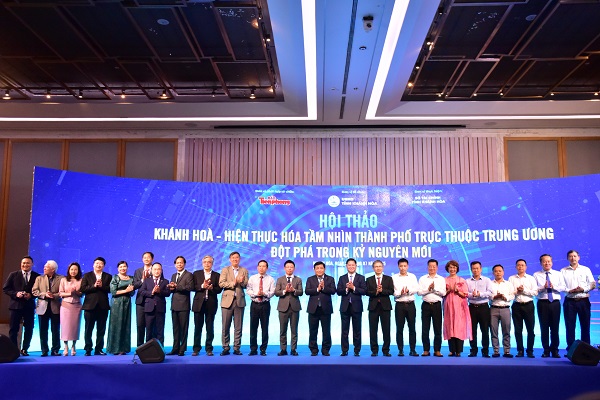 Các vị đại biểu chụp ảnh lưu niệm với Phó Thủ Tướng Nguyễn Chí Dũng