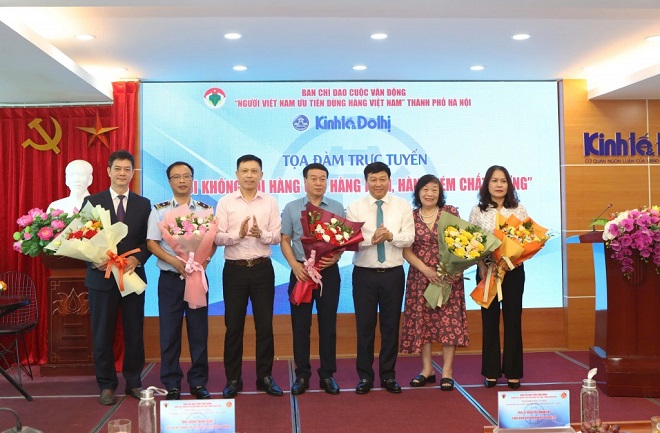 Ban tổ chức tặng hoa cho khách mời tham gia buổi Tọa đàm