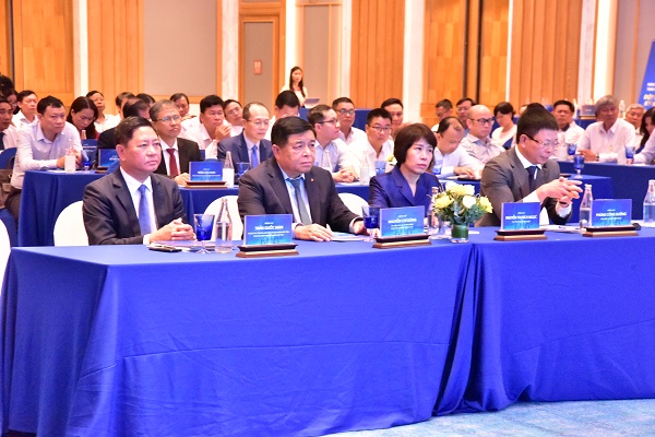 Phó Thủ Tướng Nguyễn Chí Dũng (giữa) tới dự Hội thảo