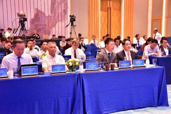 Ông Nghiêm Xuân Thành- UVBCH Trung ương Đảng, Bí thư Tỉnh ủy Khánh Hòa (hàng đầu, bên phải) tới dự Hội thảo