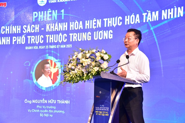 Ông Nguyễn Hữu Thành- Phó Vụ trưởng Vụ Chính quyền địa phương- Bộ Nội Vụ tham luận