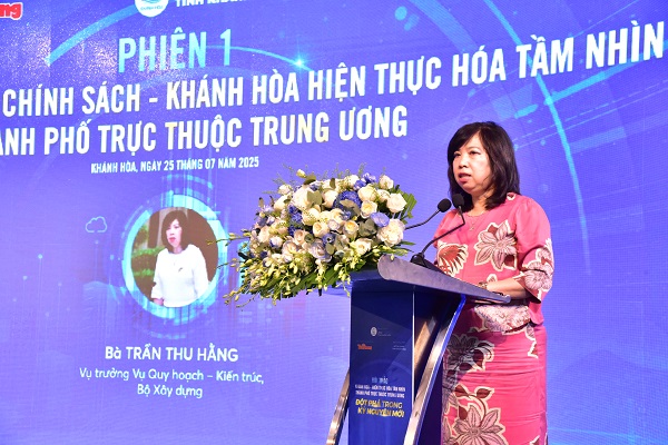 Bà Trần Thu Hằng- Vụ Trưởng vụ Quy hoạch- Kiến trúc- Bộ Xây Dựng tham luận