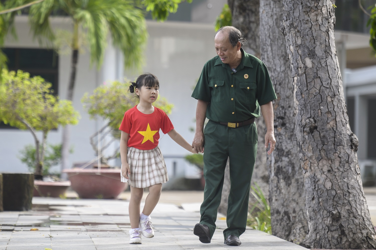 Thượng sĩ Nguyễn Chí Tường cùng con một nhân viên Vinamilk tại Trung tâm Điều dưỡng Thương binh và Người có công Long Đất (Ảnh: Thanh Bình).