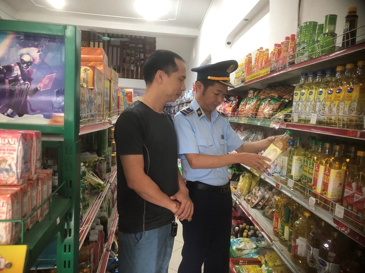 Đội Quản lý thị trường số 12 tăng cường kiểm tra, giám sát mặt hàng dầu ăn