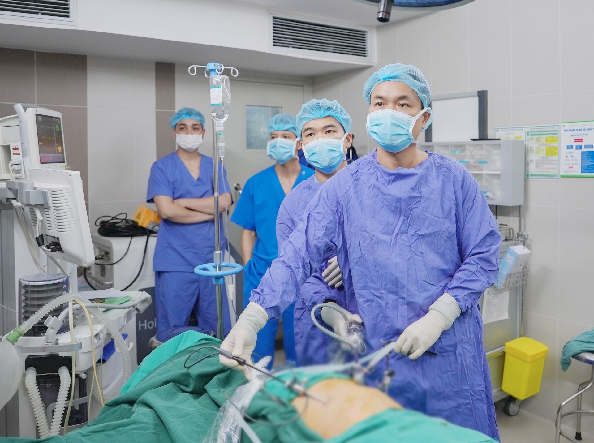 ThS.BS Cù Trung Kiên và ê-kíp phẫu thuật nội soi cắt túi mật tại BVĐK Hồng Ngọc - Yên Ninh