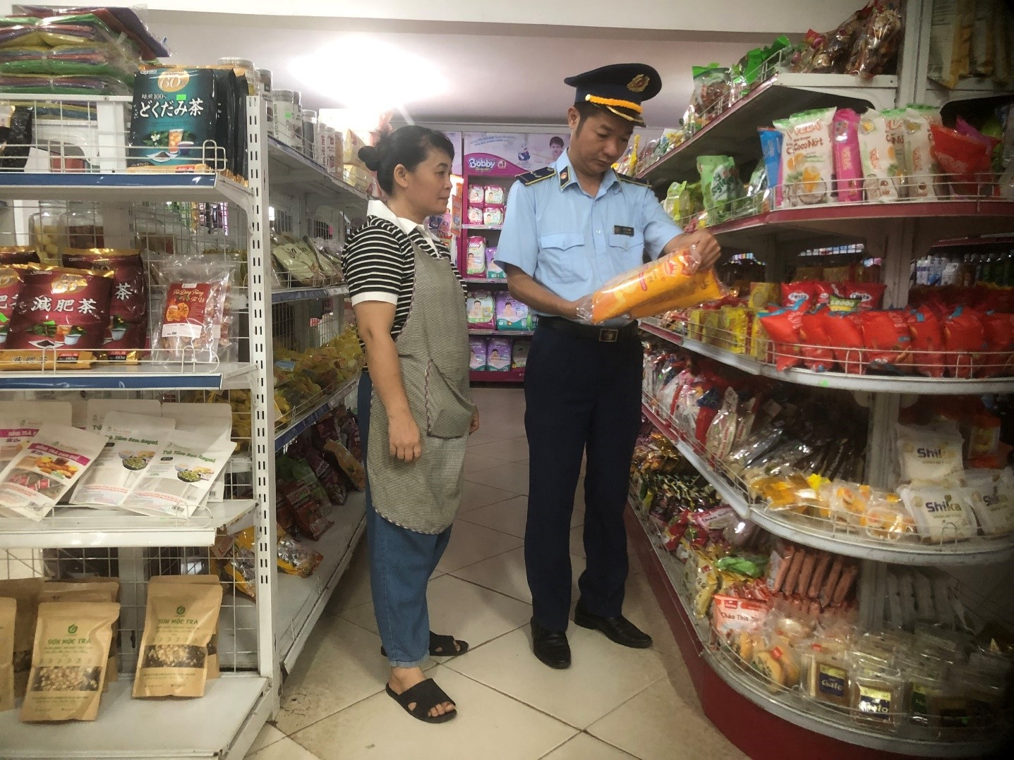 Đội Quản lý thị trường số 12 tăng cường công tác quản lý an toàn thực phẩm trong sản xuất, kinh doanh thực phẩm