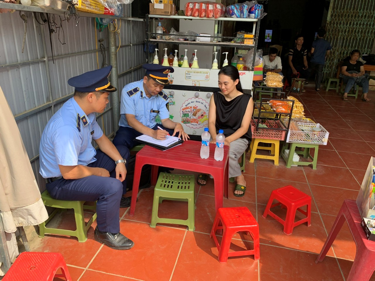 Đội Quản lý thị trường số 12 triển khai công tác bảo đảm vệ sinh ATTP, ổn định giá cả trong thời gian tổ chức kỳ thi tuyển sinh vào lớp 10 THPT năm học 2025 - 2026