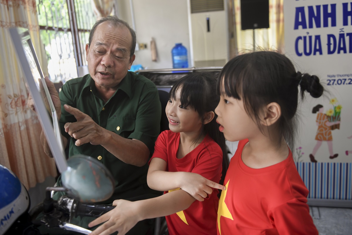 Những bức tranh do con em nhân viên Vinamilk vẽ trở thành cầu nối gắn kết quá khứ với tương lai (Ảnh: Thanh Bình).