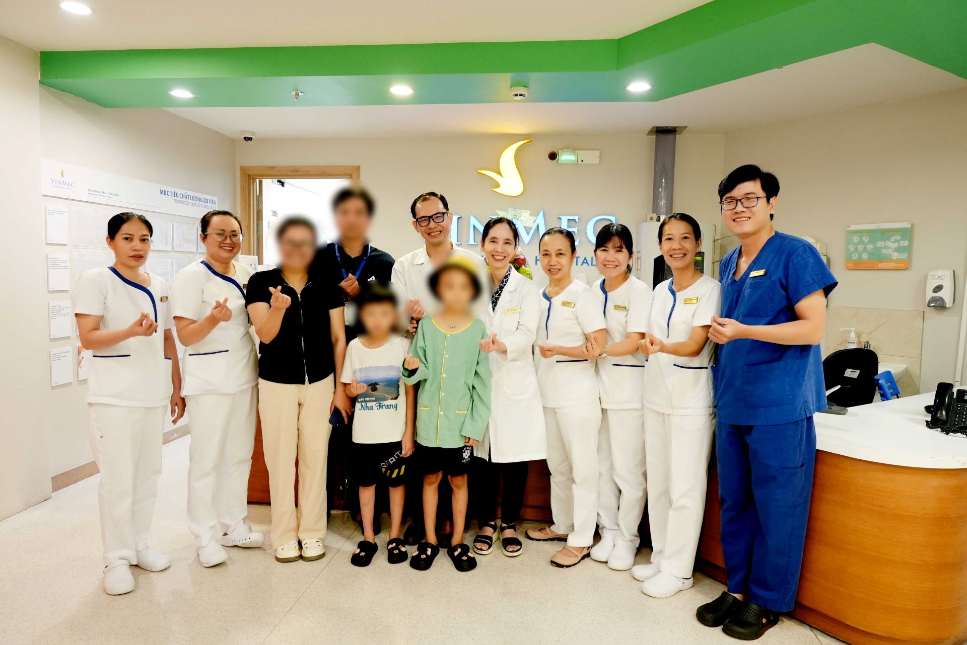 Bệnh nhi và các bác sĩ tại Bệnh viện Vinmec Central Park (TP.HCM).