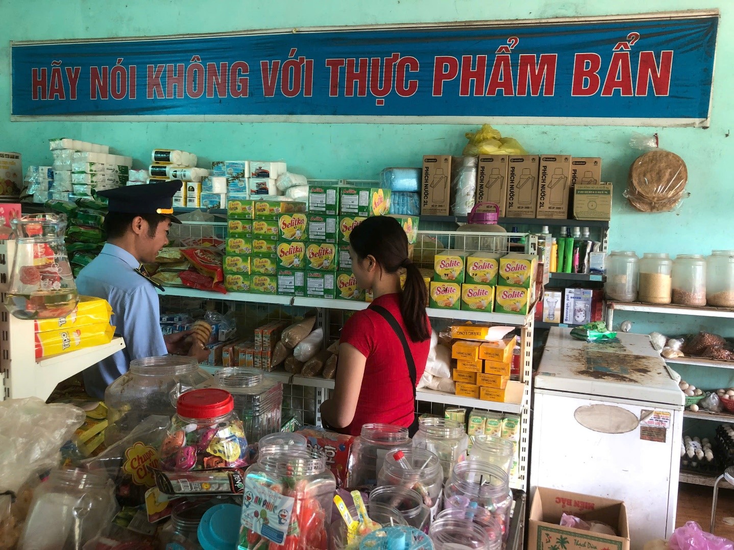 Đội Quản lý thị trường số 12 tăng cường công tác quản lý an toàn thực phẩm trong sản xuất, kinh doanh thực phẩm