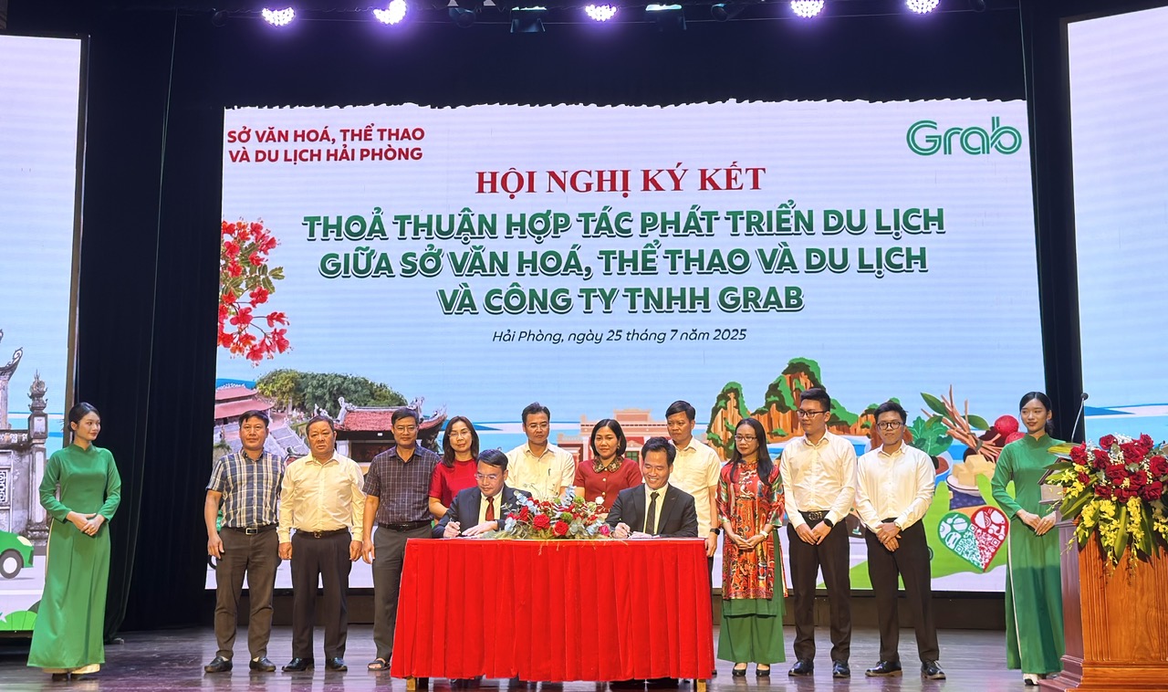 Đại diện Sở Văn hóa, Thể thao và Du lịch Hải Phòng và Grab Việt Nam ký kết thỏa thuận hợp tác thúc đẩy quảng bá du lịch, hỗ trợ hộ kinh doanh địa phương tiếp cận nền tảng số, hướng tới phát triển du lịch bền vững.