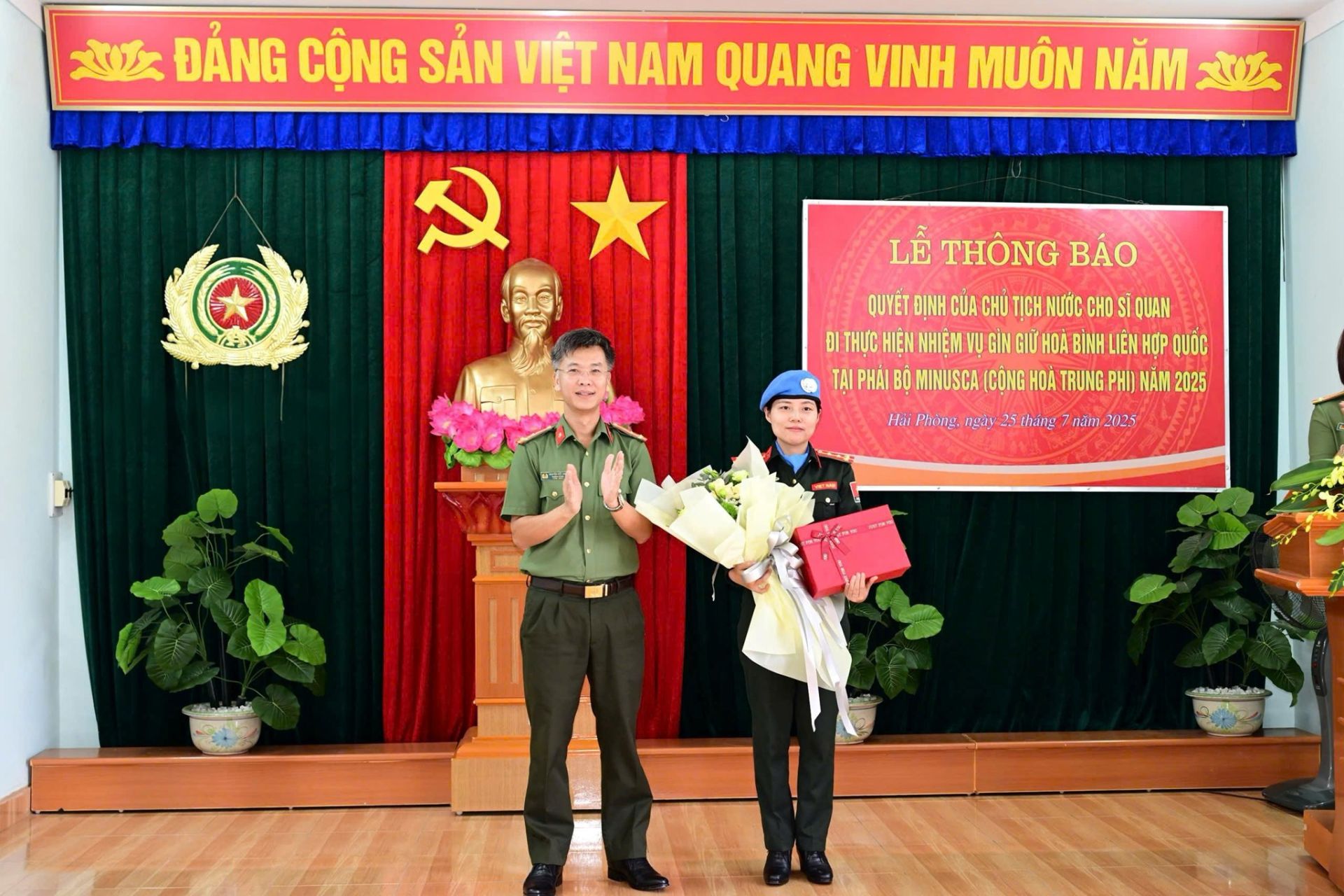 Đại diện lãnh đạo đơn vị, các phòng, ban chức năng trong CATP Hải Phòng tặng hoa chúc mừng