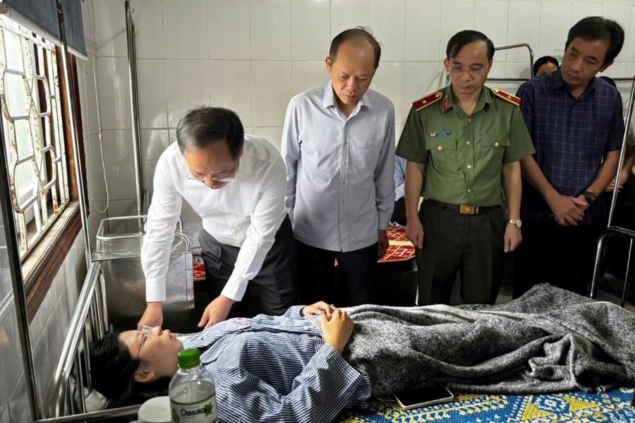 Bí thư Tỉnh ủy Nguyễn Duy Lâm và Phó Chủ tịch Thường trực UBND tỉnh Nguyễn Hồng Lĩnh và Giám đốc Công an tỉnh Nguyễn Xuân Thao trực tiếp đến thăm hỏi, động viên các nạn nhân bị thương do vụ tai nạn đang điều trị tại Bệnh viện Đa khoa Kỳ Anh. Bí thư Tỉnh ủy Nguyễn Duy Lâm và Phó Chủ tịch Thường trực UBND tỉnh Nguyễn Hồng Lĩnh và Giám đốc Công an tỉnh Nguyễn Xuân Thao trực tiếp đến thăm hỏi, động viên các nạn nhân bị thương do vụ tai nạn đang điều trị tại Bệnh viện Đa khoa Kỳ Anh.