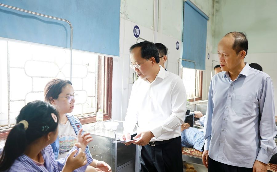 Bí thư Tỉnh ủy Hà Tĩnh mong muốn các bệnh nhân nhanh chóng ổn định tinh thần, vượt qua nỗi đau để sớm trở về với gia đình. Bí thư Tỉnh ủy Hà Tĩnh mong muốn các bệnh nhân nhanh chóng ổn định tinh thần, vượt qua nỗi đau để sớm trở về với gia đình.