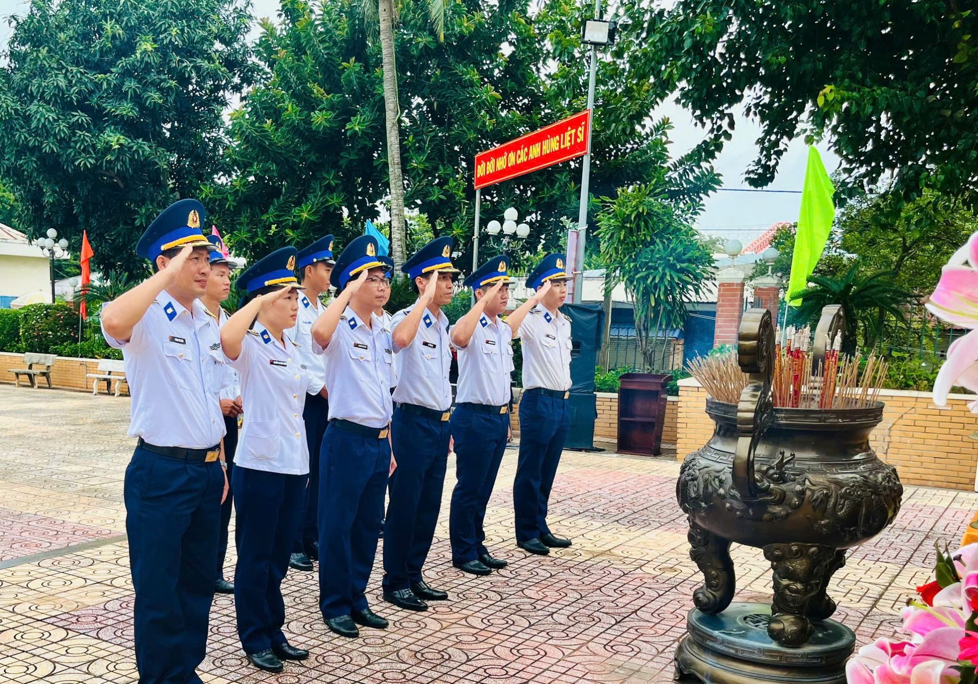 Cán bộ, chiến sỹ Bộ Tư lệnh Vùng Cảnh sát biển 3 thăm nến tri ân tại Đài tưởng niệm liệt sĩ Cầu Cỏ May