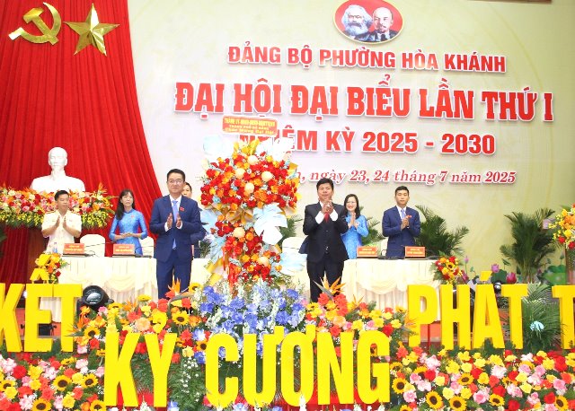 Trưởng ban Nội chính Thành ủy Võ Công Chánh (bên phải) tặng hoa chúc mừng đại hội Đảng bộ phường Hòa Khánh Trưởng ban Nội chính Thành ủy Võ Công Chánh (bên phải) tặng hoa chúc mừng đại hội Đảng bộ phường Hòa Khánh