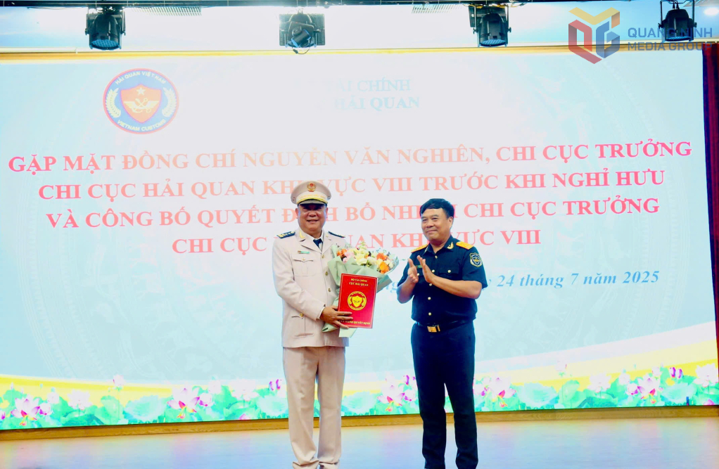 Ông Nguyễn Văn Thọ, Cục trưởng Cục Hải quan trao quyết định bổ nhiệm ông Phạm Quốc Hưng, Phó Chi cục trưởng Chi cục Hải quan khu vực VIII giữ chức Chi cục trưởng Chi cục Hải quan khu vực VIII.