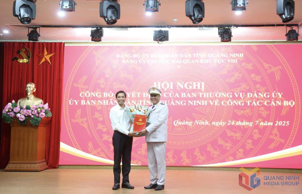 Ông Vũ Văn Diện, Ủy viên BTV Tỉnh ủy, Phó Bí thư Thường trực Đảng ủy UBND tỉnh, Phó Chủ tịch Thường trực UBND tỉnh trao quyết định chỉ định ông Phạm Quốc Hưng, Chi cục trưởng Chi cục Hải quan khu vực VIII giữ chức Bí thư Đảng ủy Chi cục Hải quan khu vực VIII nhiệm kỳ 2025-2030.