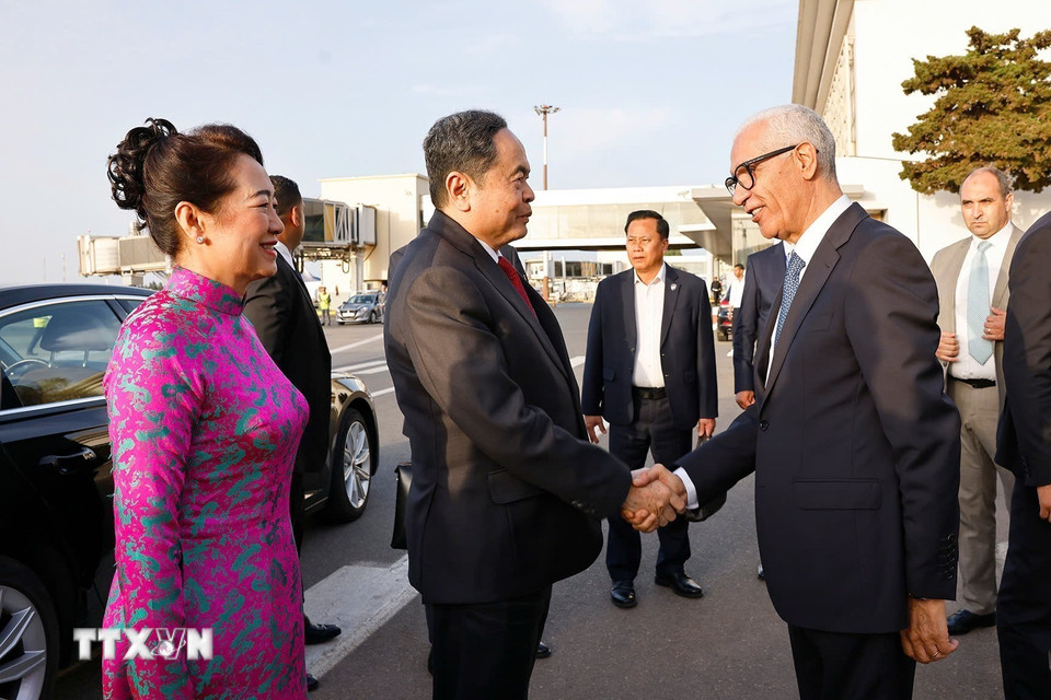 Chủ tịch Hạ viện Vương quốc Maroc Rachid Talbi Alami đón Chủ tịch Quốc hội Trần Thanh Mẫn và Phu nhân tại Sân bay Sale Rabat. Ảnh: Doãn Tấn/TTXVN