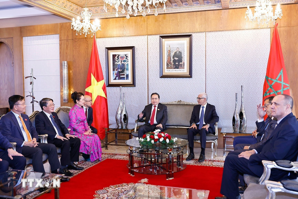 Chủ tịch Quốc hội Trần Thanh Mẫn gặp ngắn Chủ tịch Hạ viện Vương quốc Maroc Rachid Talbi Alami tại Sân bay Sale Rabat. Ảnh: Doãn Tấn/TTXVN