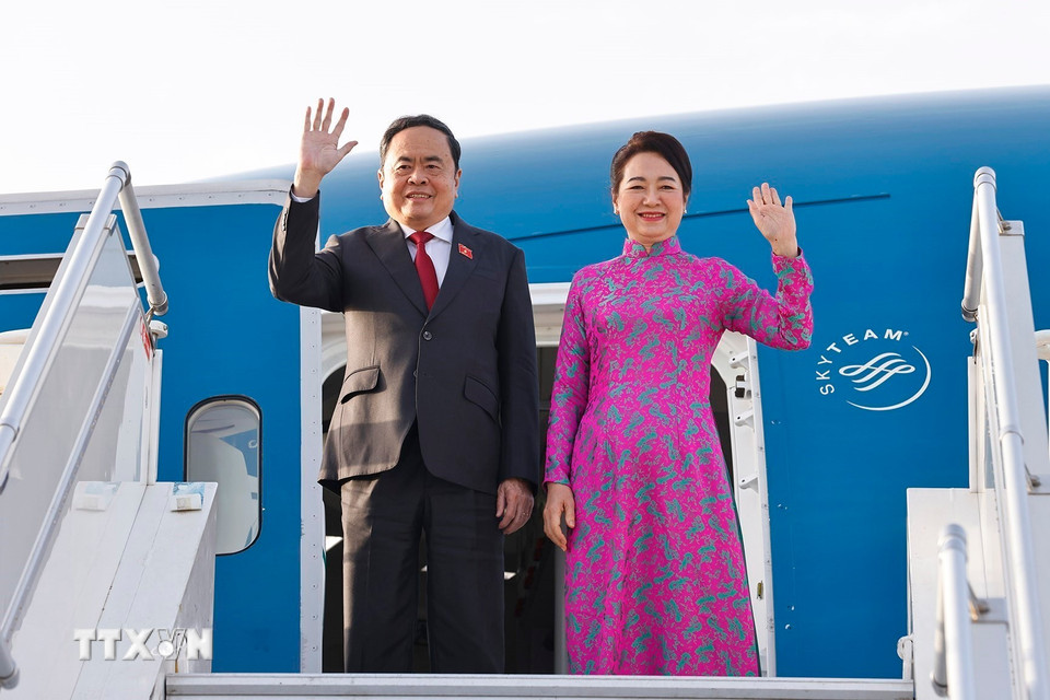 Chủ tịch Hạ viện Ma-rốc Talbi El Alami đón Chủ tịch Quốc hội và Phu nhân cùng Đoàn đại biểu cấp cao Việt Nam tại sân bay Salé Rabat