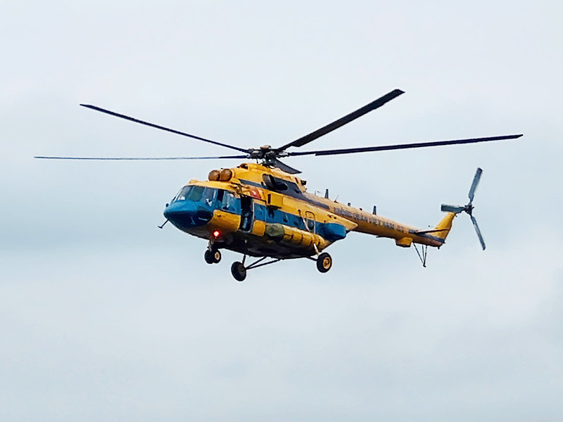 Máy bay tiếp cận và bàn giao thành công 2 tấn nhu yếu phẩm cho chính quyền và nhân dân Mường Xén, Kỳ Sơn, Nghệ An. Ảnh: Quân chủng Phòng không - Không quân