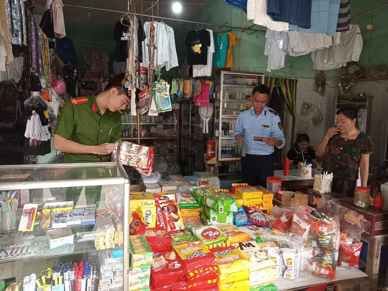 Đội quản lý thị trường số 11: Phối hợp với Công an huyện Quan Sơn tăng cường công tác tuyên truyền, kiểm tra, xử lý vi phạm hành chính về an toàn thực phẩm tại các khu vực gần trường học