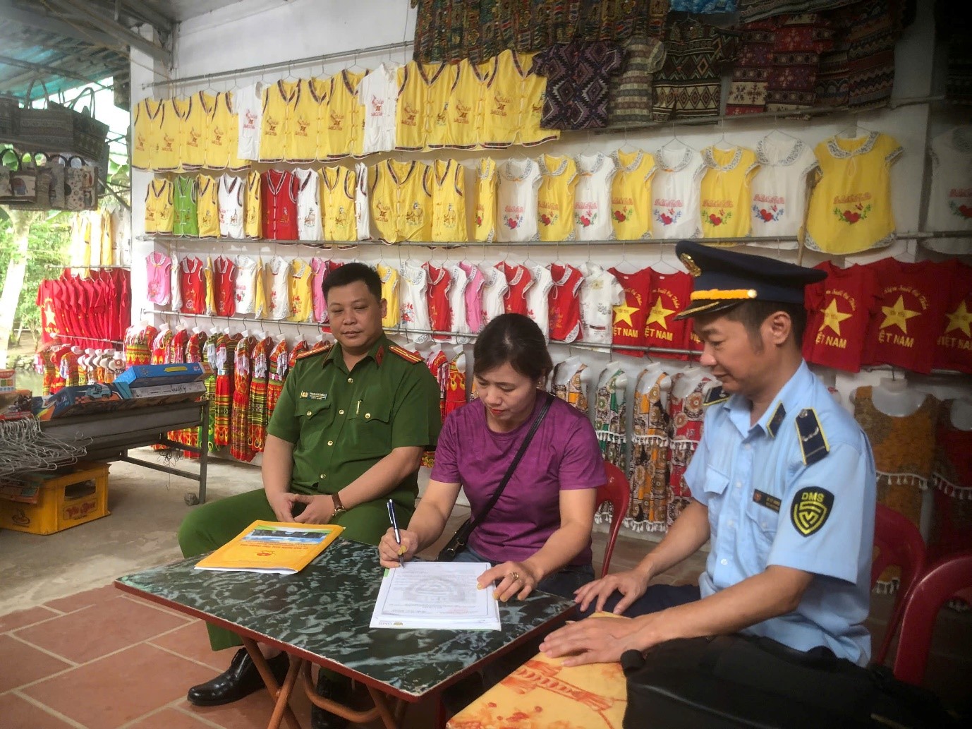 Đội Quản lý thị trường số 12 tăng cường công tác quản lý thị trường tại Khu du lịch Pù Luông và Suối cá thần Cẩm Lương