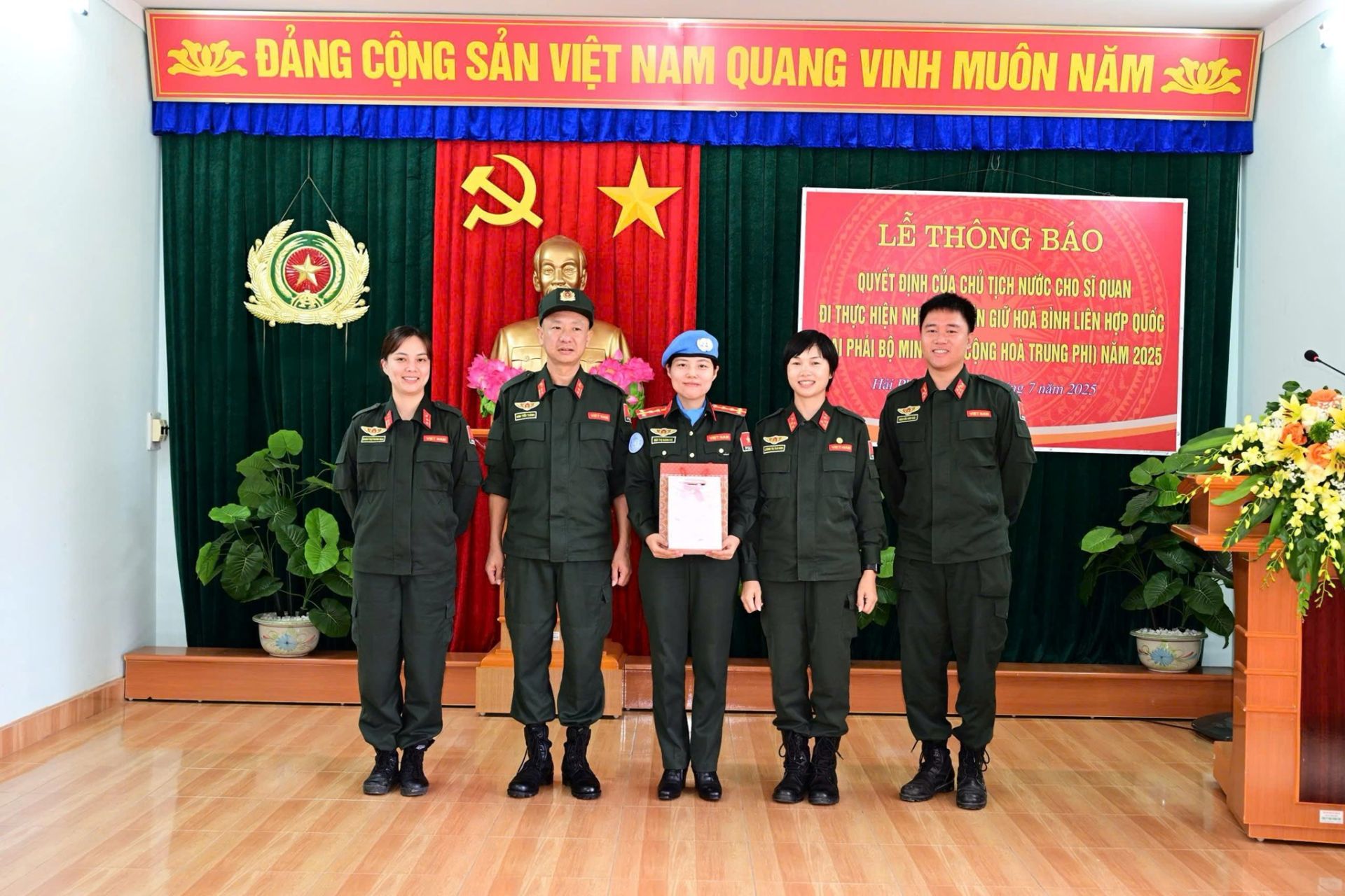 Đại diện Đơn vị cảnh sát GGHB số 1 chúc mừng Đại uý Bùi Thị Đăng Hà được nhận quyết định của Chủ tịch nước về việc cử sĩ quan đi thực hiện nhiệm vụ GGHB LHQ tại Phái bộ MINUSCA, Cộng hòa Trung Phi năm 2025
