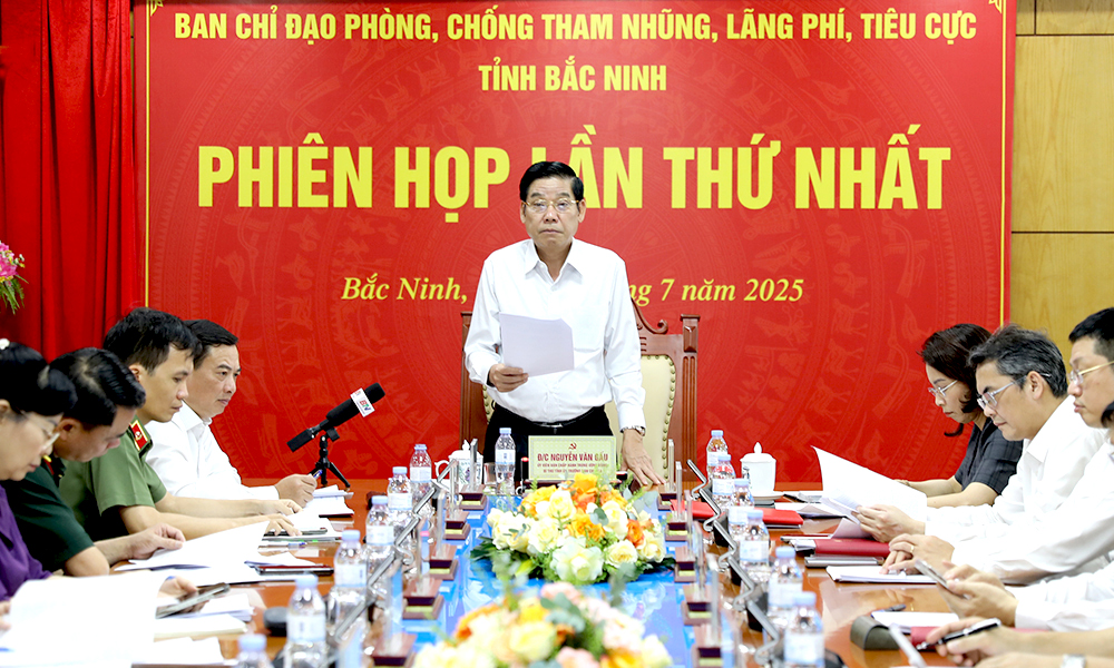 Đồng chí Nguyễn Văn Gấu chủ trì phiên họp. Đồng chí Nguyễn Văn Gấu chủ trì phiên họp.