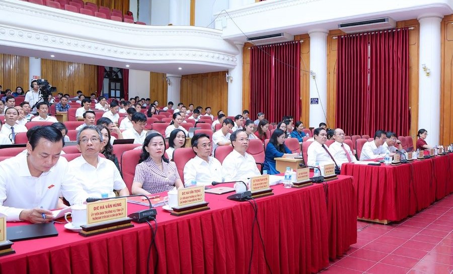 Lãnh đạo tỉnh Hà Tĩnh và các đại biểu tham dự kỳ họp