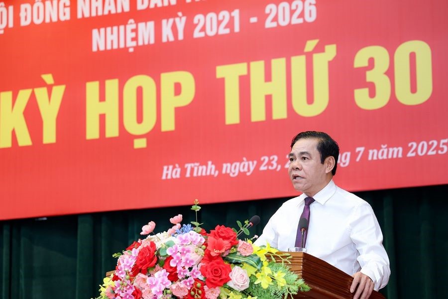 Chủ tịch UBND tỉnh Hà Tĩnh Võ Trọng Hải phát biểu tại kỳ họp.