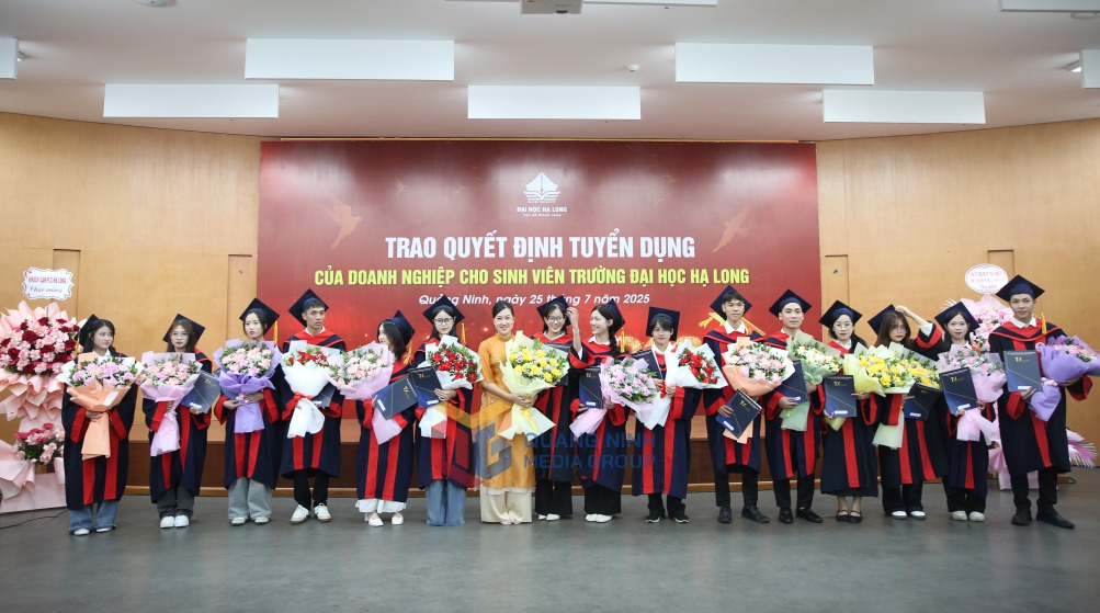 Gần 200 sinh viên Trường Đại học Hạ Long được tuyển dụng trước khi tốt nghiệp