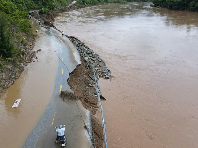 mưa lũ tiếp tục gây ảnh hưởng nghiêm trọng tại tỉnh Nghệ An, khiến 3 xã với gần 5.000 hộ dân bị cô lập hoàn toàn, hàng loạt địa phương khác vẫn đang trong tình trạng bị chia cắt, hư hỏng nặng hạ tầng và thiệt hại lớn về tài sản.