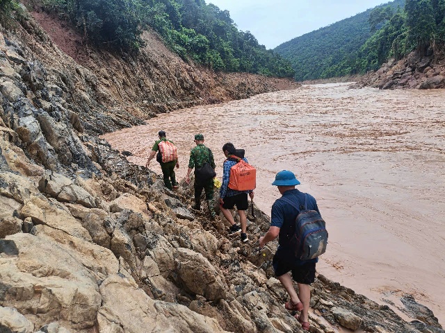 Mưa lũ gây chia cắt nghiêm trọng, gần 5.000 hộ dân ở Nghệ An bị cô lập hoàn toàn