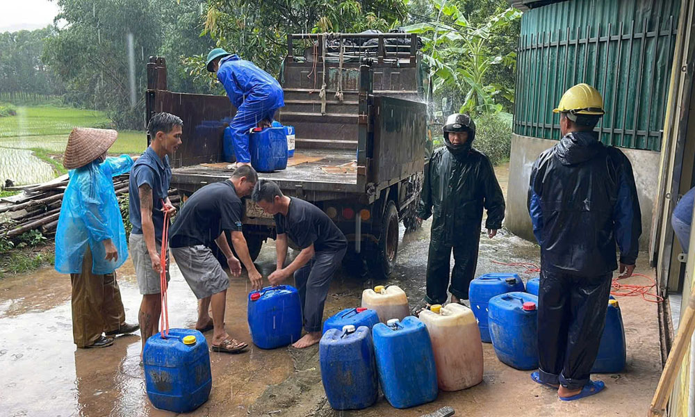 Người dân xã Tuấn Đạo hỗ trợ nhau thu dọn tài sản, hạn chế thiệt hại do mưa bão. Người dân xã Tuấn Đạo hỗ trợ nhau thu dọn tài sản, hạn chế thiệt hại do mưa bão.