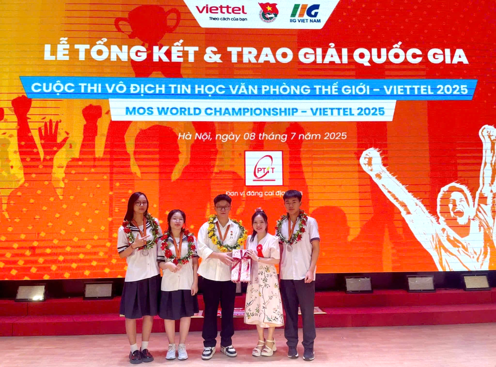 Em Nguyễn Thái Sơn (đứng giữa) cùng cô giáo Phạm Thị Ngọc và các học sinh của trường THPT chuyên Lê Hồng Phong tại Lễ trao giải Cuộc thi Vô địch Tin học văn phòng thế giới - Viettel 2025 (Ảnh nhà trường cung cấp)