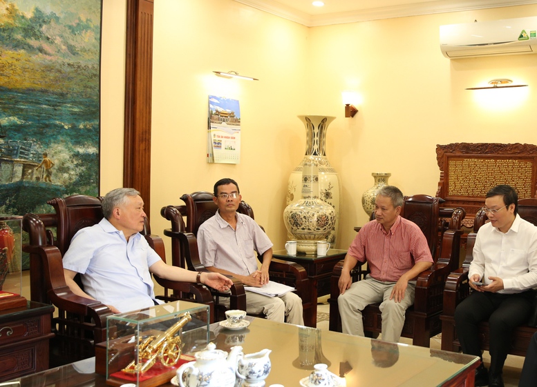 Anh Nguyễn Xuân Thắng (thứ 2 từ phải sang) và anh Lâm Hồng Tiên (thứ 3 từ phải sang) báo cáo, chia sẻ với Phó Thủ tướng Thường trực Chính phủ Nguyễn Hòa Bình về những động lực, điều hối thúc để các anh đến với hành trình “Đi tìm liệt sỹ” như một lẽ tự nhiên - Ảnh: VGP/Nguyễn Hoàng