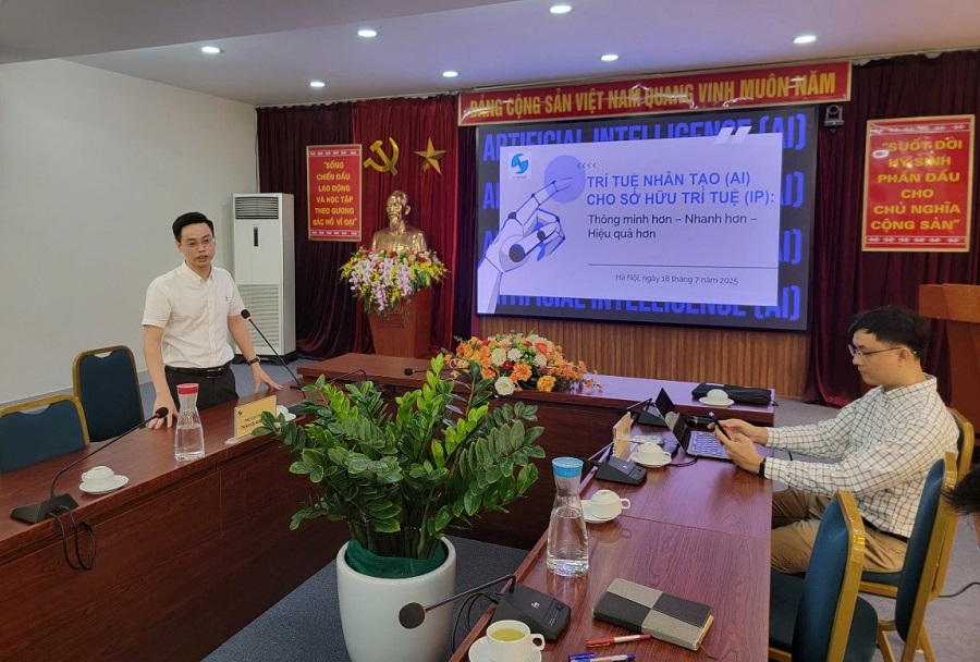 Phó Cục trưởng Cục SHTT Trần Quang Hưng phát biểu khai mạc Lớp tập huấn “Trí tuệ nhân tạo (AI) cho Sở hữu trí tuệ”