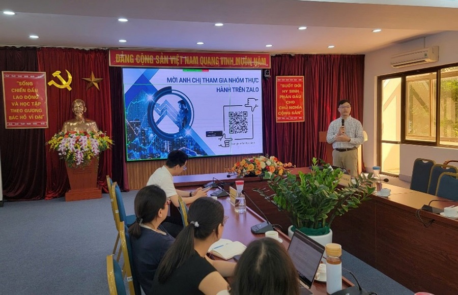 Ông Đặng Hải Lộc - CEO AIV Group - trình bày tổng quan về AI