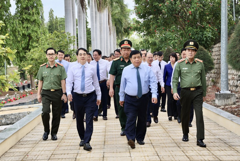 Phó Thủ tướng Chính phủ Nguyễn Chí Dũng và đoàn công tác đến viếng, dâng hương tưởng niệm các anh hùng liệt sĩ tại Nghĩa trang Liệt sĩ Hòn Dung, tỉnh Khánh Hòa - Ảnh: VGP/Thu Sa Phó Thủ tướng Chính phủ Nguyễn Chí Dũng và đoàn công tác đến viếng, dâng hương tưởng niệm các anh hùng liệt sĩ tại Nghĩa trang Liệt sĩ Hòn Dung, tỉnh Khánh Hòa - Ảnh: VGP/Thu Sa