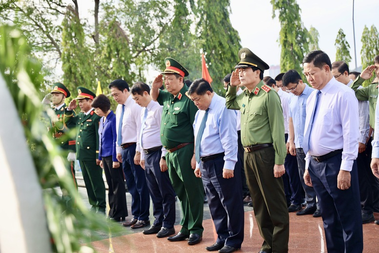 Phó Thủ tướng Nguyễn Chí Dũng và các thành viên đoàn công tác thành kính dâng hương, dâng hoa và dành một phút mặc niệm tưởng nhớ công lao to lớn của các anh hùng, liệt sĩ - Ảnh: VGP/Thu Sa Phó Thủ tướng Nguyễn Chí Dũng và các thành viên đoàn công tác thành kính dâng hương, dâng hoa và dành một phút mặc niệm tưởng nhớ công lao to lớn của các anh hùng, liệt sĩ - Ảnh: VGP/Thu Sa