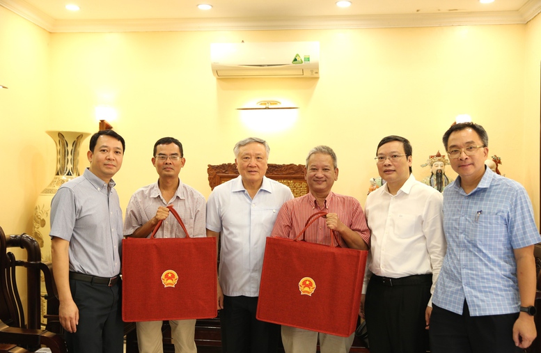 Phó Thủ tướng Thường trực Chính phủ Nguyễn Hòa Bình tặng quà cho anh Nguyễn Xuân Thắng (thứ ba từ phải sang) và anh Lâm Hồng Tiên (thứ hai từ trái sang) - Ảnh: VGP/Nguyễn Hoàng