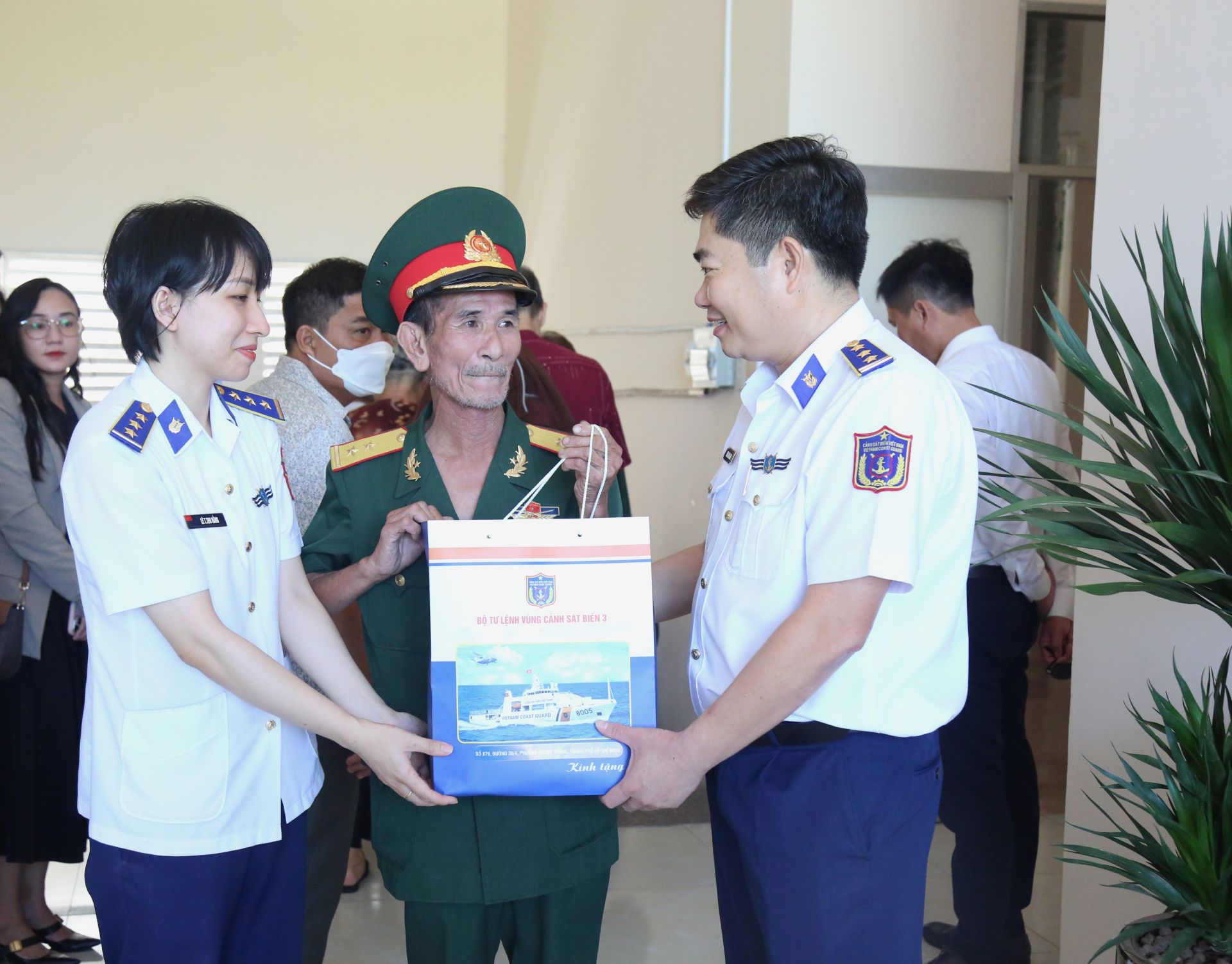 Tặng quà gia đình ông Đặng Văn Lễ, Thương Binh