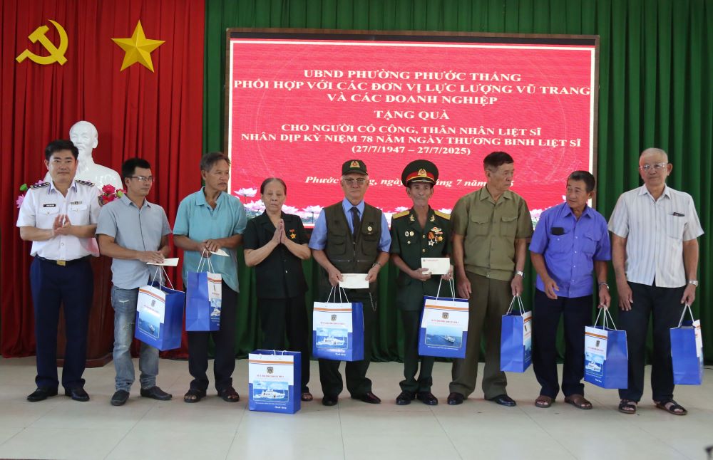 Thăm tặng quà các gia đình liệt sỹ, thương bệnh binh trên địa bàn phường Phước Thắng, TP. Hồ Chí Minh